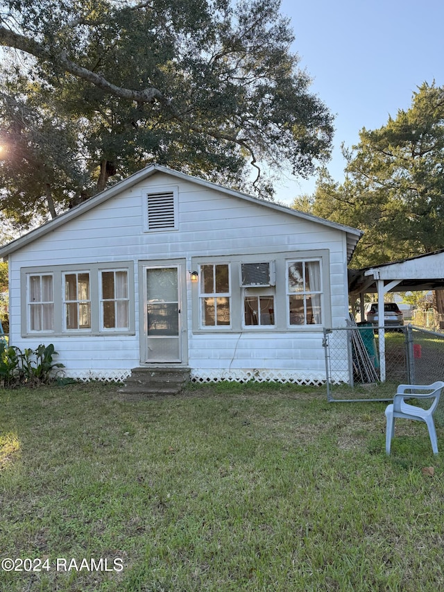 view of front facade featuring a front yard