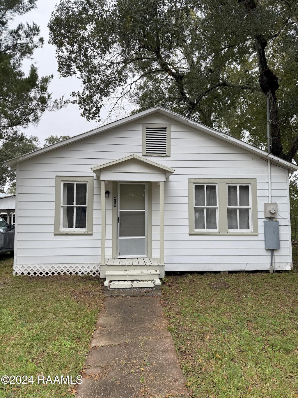 view of front facade with a front lawn