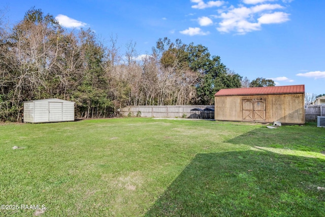 view of yard featuring a shed