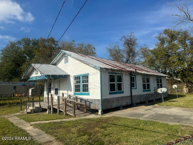 view of front facade with a front lawn