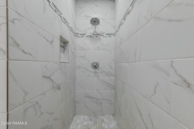 bathroom featuring a tile shower