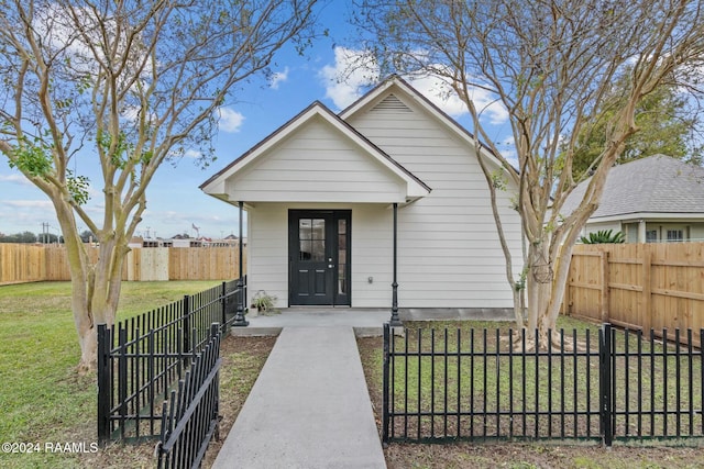 bungalow featuring a front yard