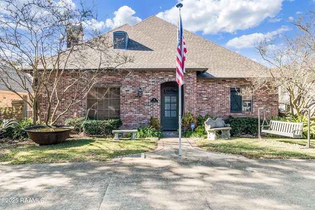 view of front of property featuring a front lawn