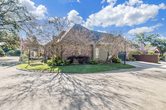 view of front of property featuring a front yard