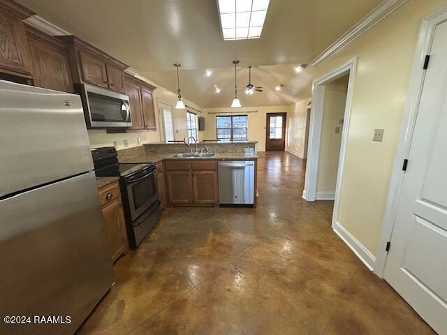 kitchen featuring sink, hanging light fixtures, ceiling fan, appliances with stainless steel finishes, and kitchen peninsula