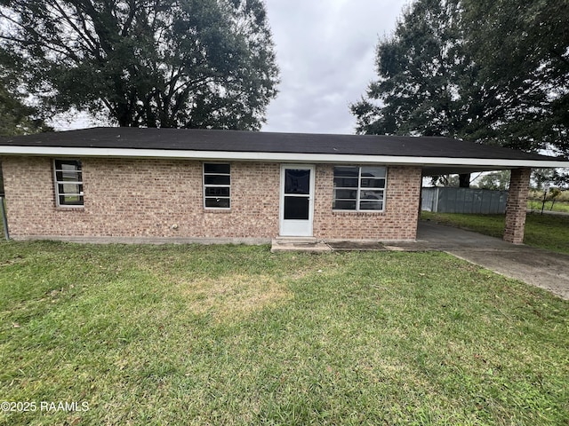 single story home featuring a front yard and a carport