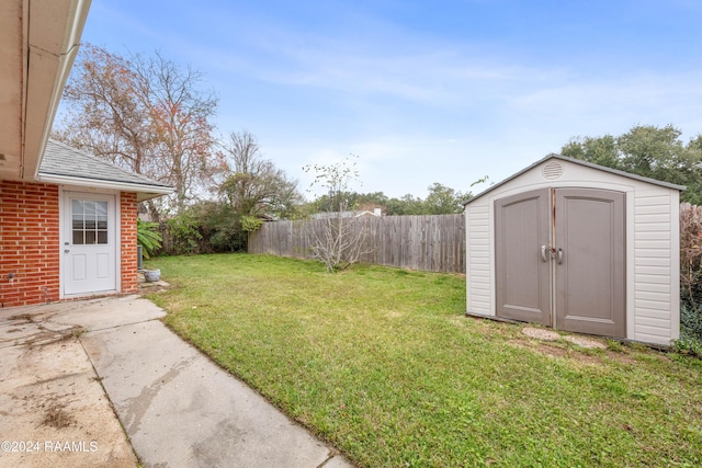 view of yard with a storage shed