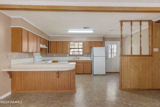 kitchen featuring sink, a kitchen breakfast bar, kitchen peninsula, white appliances, and ornamental molding