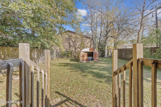 view of yard featuring an outdoor structure