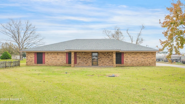 view of front of house featuring a front yard