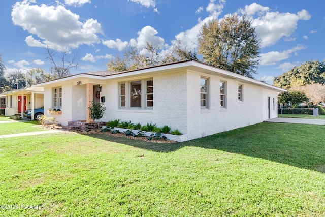 ranch-style house featuring a front yard