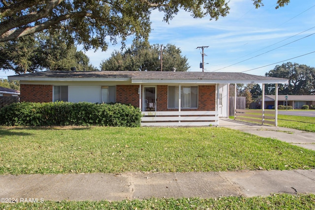 single story home with a front lawn