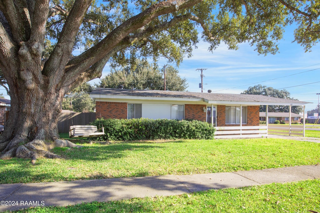 single story home with a front yard