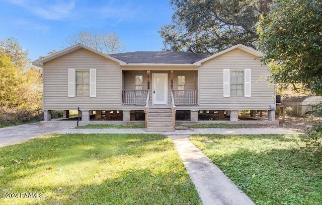 view of front of house featuring a porch and a front lawn