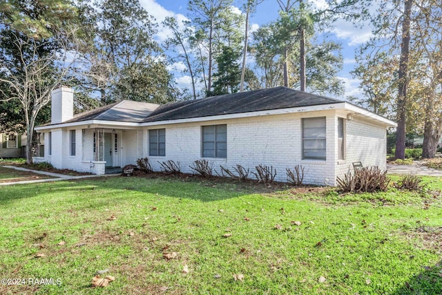 single story home featuring a front yard