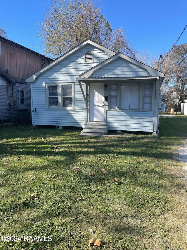 view of front of property featuring a front yard