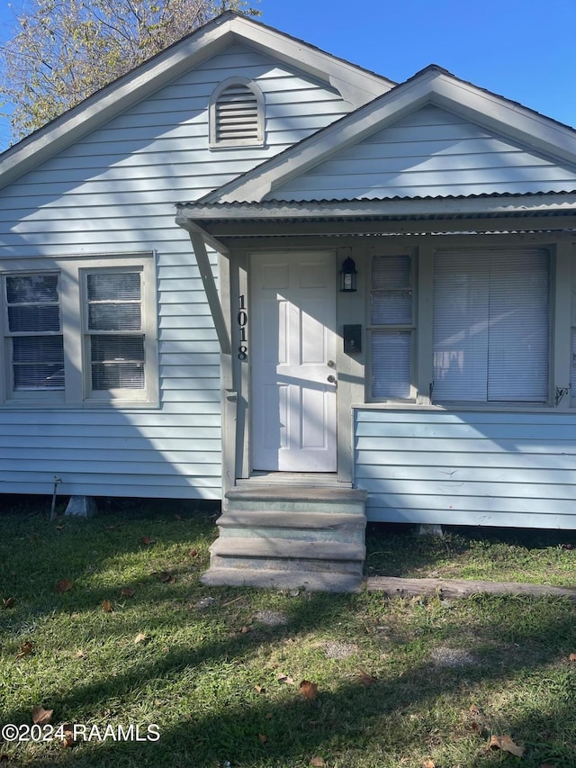 view of front of home with a front lawn