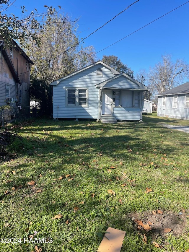 view of front of house with a front lawn