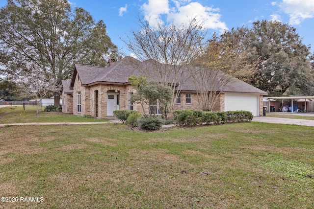 view of front of house featuring a carport and a front yard