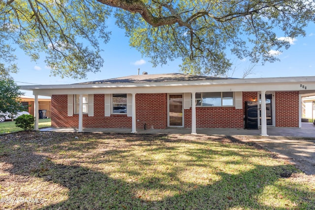 single story home with a front lawn