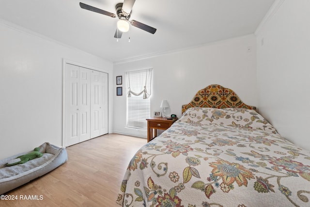 bedroom with ceiling fan, a closet, ornamental molding, and light hardwood / wood-style flooring