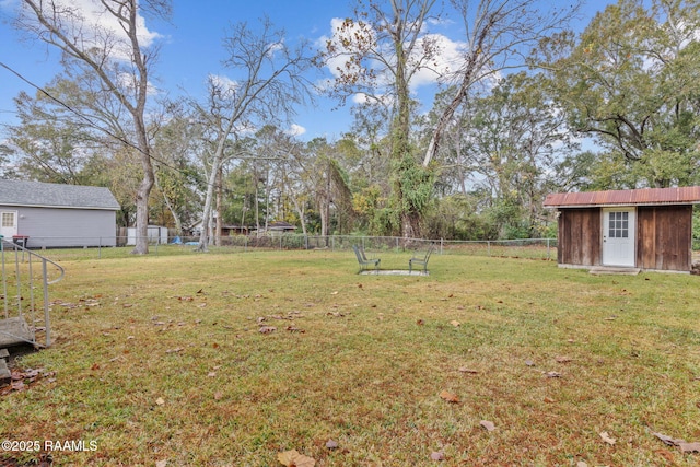 view of yard featuring a shed