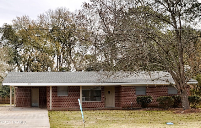 view of front facade featuring a carport and a front lawn