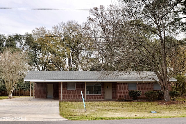 view of front of property featuring a front lawn and a carport