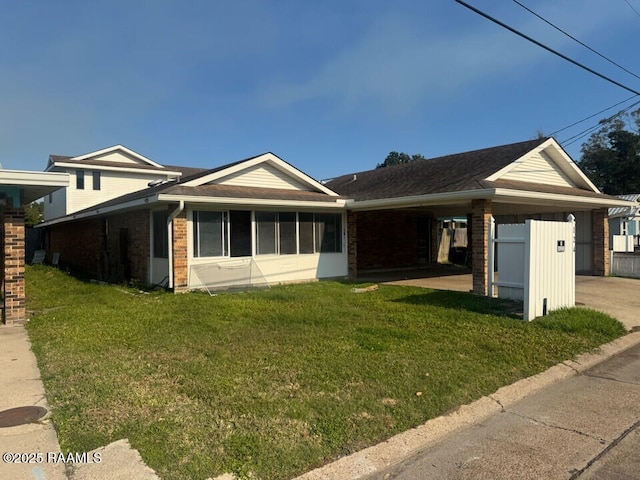 view of front facade featuring a carport and a front lawn