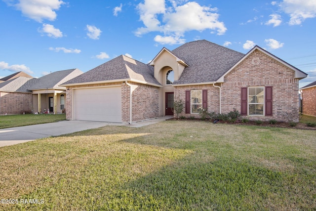 view of front of home featuring a front yard and a garage