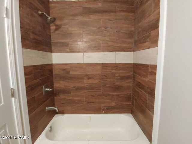 bathroom featuring tiled shower / bath