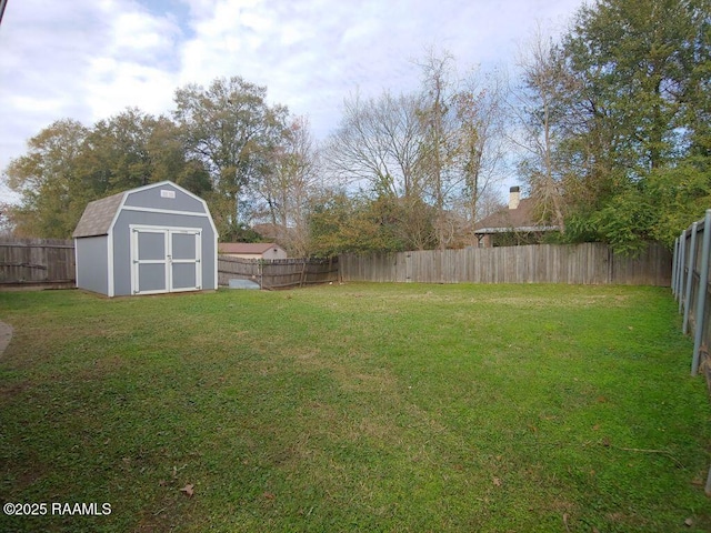 view of yard featuring a storage unit