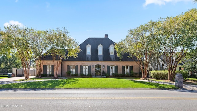 view of front of property featuring a front lawn