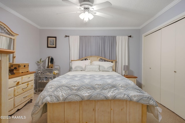 bedroom featuring a textured ceiling, light colored carpet, ceiling fan, and ornamental molding