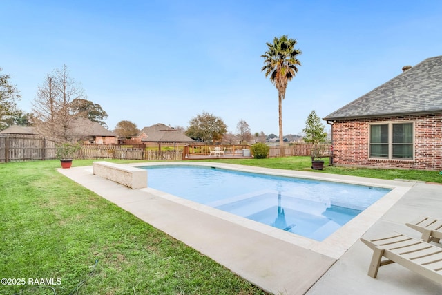 view of swimming pool featuring a yard