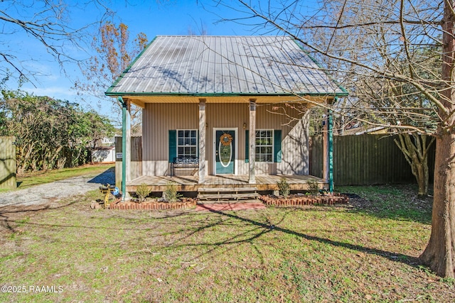 view of front of house featuring a porch and a front yard