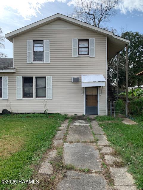 view of front facade with a front yard