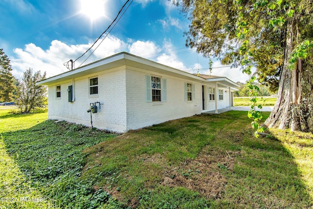 view of side of property featuring a yard