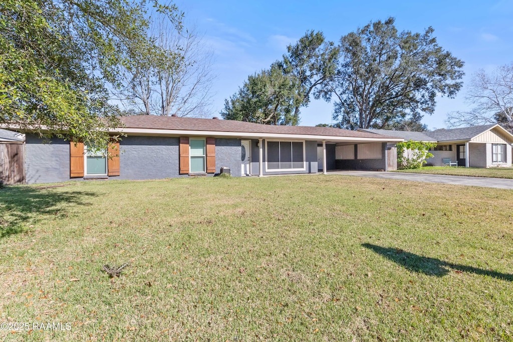 ranch-style house featuring a front lawn