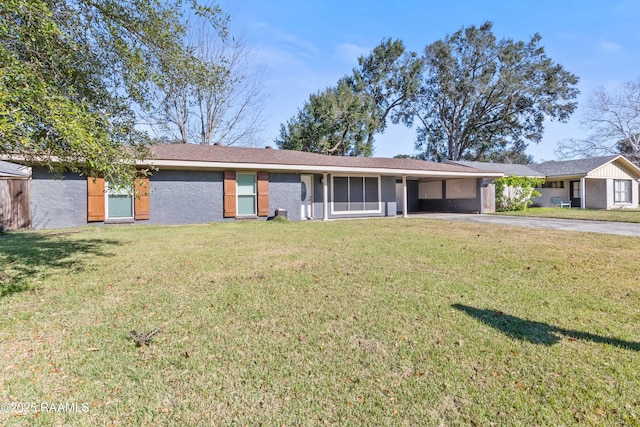 ranch-style house featuring a front lawn