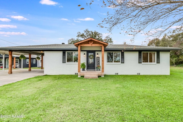 view of front of home featuring a carport and a front yard