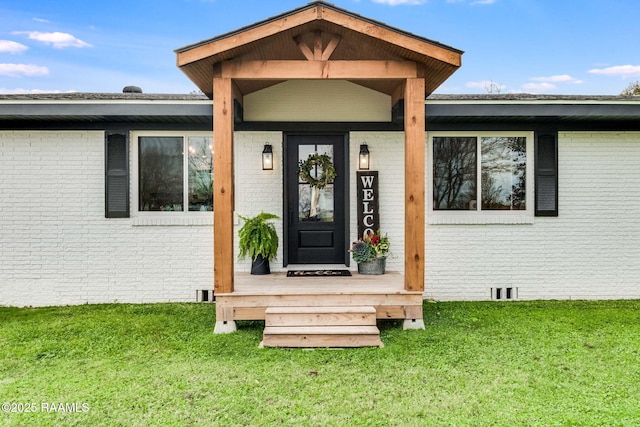 property entrance featuring a yard