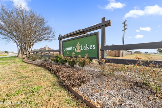 community sign featuring a lawn