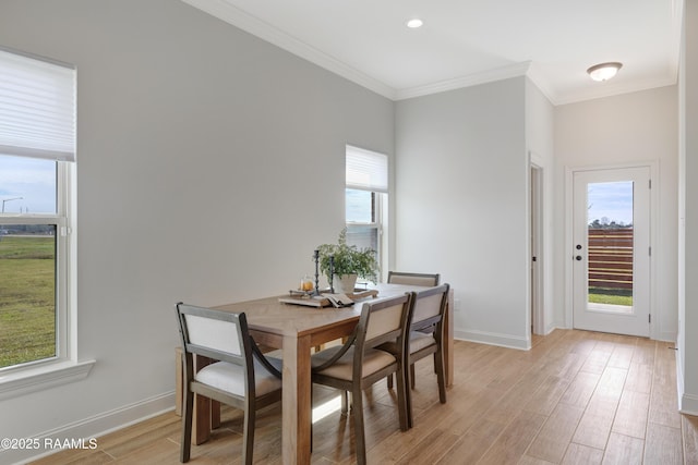 dining area featuring plenty of natural light, light hardwood / wood-style flooring, and ornamental molding