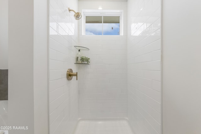 bathroom featuring a tile shower