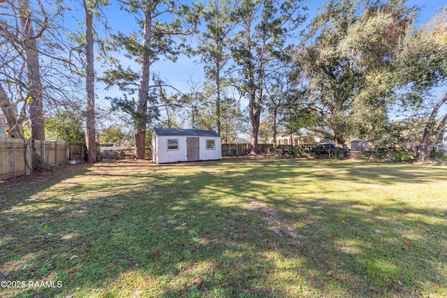 view of yard featuring a storage shed