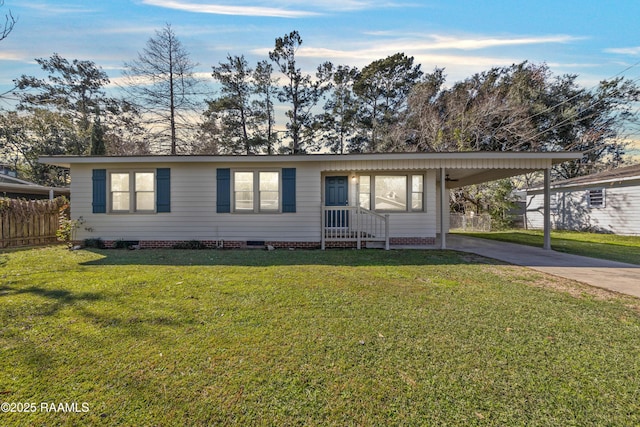 ranch-style home featuring a front lawn and a carport