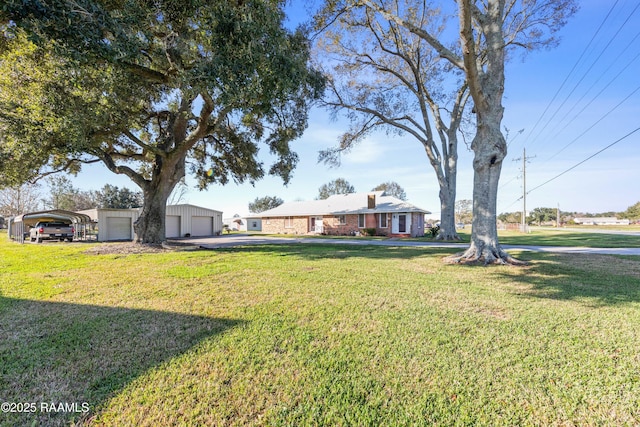 view of yard with an outbuilding