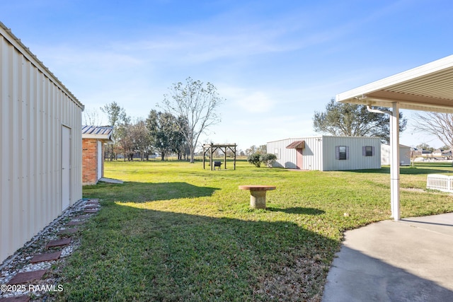 view of yard with an outbuilding