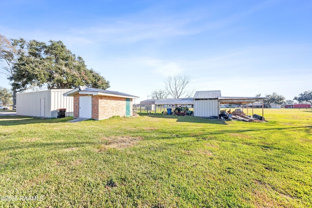 view of yard with an outbuilding